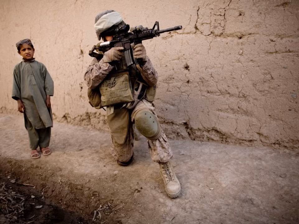 Năm 2010, NATO đã đặt một mốc thời gian không tưởng, buộc chính quyền và quân đội Afghanistan phải sẵn sàng nhận bàn giao lại một quốc gia cực kỳ bất ổn vào cuối năm 2014. Đây được coi là lối thoát duy nhất của Mỹ trong cuộc chiến này nhưng lại sẽ đẩy Afghanistan vào hỗn loạn do chính quyền dân chủ ở đây còn quá yếu. Nguồn ảnh: BI.