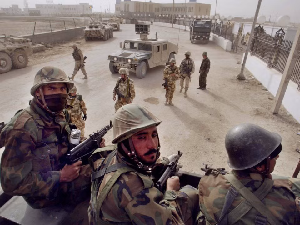 Năm 2004, Mỹ dựng lên chính phủ Afghanistan hiện tại. Người lãnh đạo đầu tiên của đất nước Afghanistan dân chủ được dân bầu nên là Hamid Karzai. Quân số Mỹ ở Afghanistan tăng lên 20.000. Nguồn ảnh: BI.