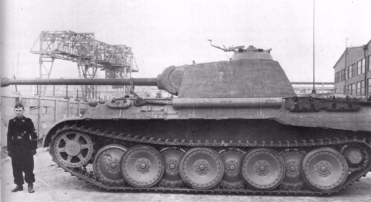 Thời gian đầu khi mới ra đời, thiết kế của Panther rất bị các kíp chiến đấu kêu ca vì nó nhiều lỗi vặt, đặc biệt là ở hệ thống động cơ và truyền động. Với kiểu bánh xếp trước sau như Tiger đời đầu, khi bánh phía trong bị hỏng, kíp chiến đấu với Panther sẽ mất rất nhiều thời gian vì phải tháo thêm cả hai bánh bên cạnh để thay thế được bánh bị hỏng. Nguồn ảnh: Warhistory.