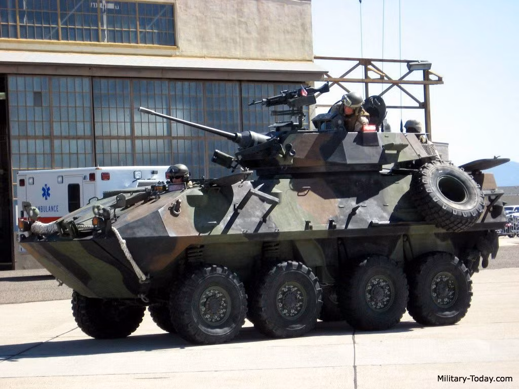 Trang bị vũ khí của phương tiện này chỉ bao gồm một khẩu pháo 25mm tự động M252 Bushmaster với cơ số đạn dự trữ 210 viên kèm theo hai khẩu súng máy M240 cỡ nòng 7,62mm với cơ số đạn tổng cộng 660 viên. Nguồn ảnh: Militarytoday.