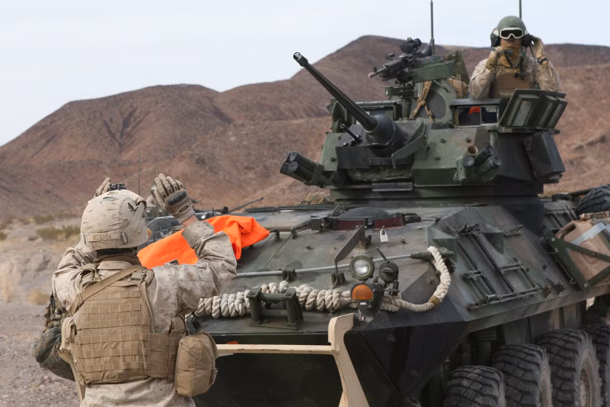 LAV-25 có trọng lượng 12,8 tấn, dài 6,39 mét và có chiều rộng 2,5 mét cùng với chiều cao đạt 2,7 mét. Loại thiết giáp này có kích thước nhỏ hơn nhiều so với AAV-7 nên nó chỉ chở theo được tối đa 9 lính bao gồm cả kíp lái đầy đủ 3 người. Nguồn ảnh: Conq.