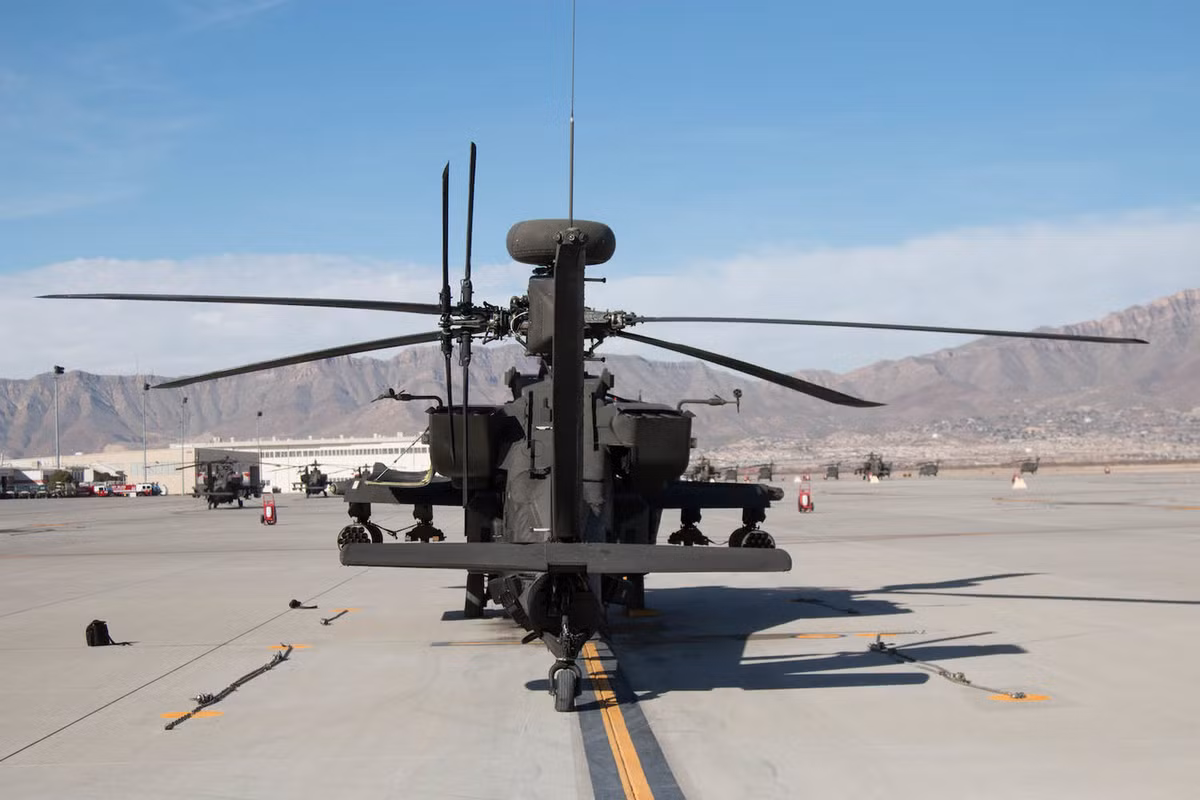 Tốc độ tối đa của trực thăng tấn công AH-64D vào khoảng 330 km/h và nó có dự trữ hành trình tối đa khoảng 430 km. Nguồn ảnh: Business Insider.