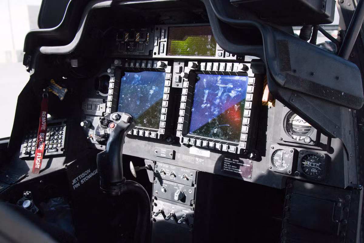 Bên trong khoang lái của AH-64D với phi công lái chính ngồi phía sau, sĩ quan điều khiển hỏa lực ngồi phía trước. Nguồn ảnh: Business Insider.