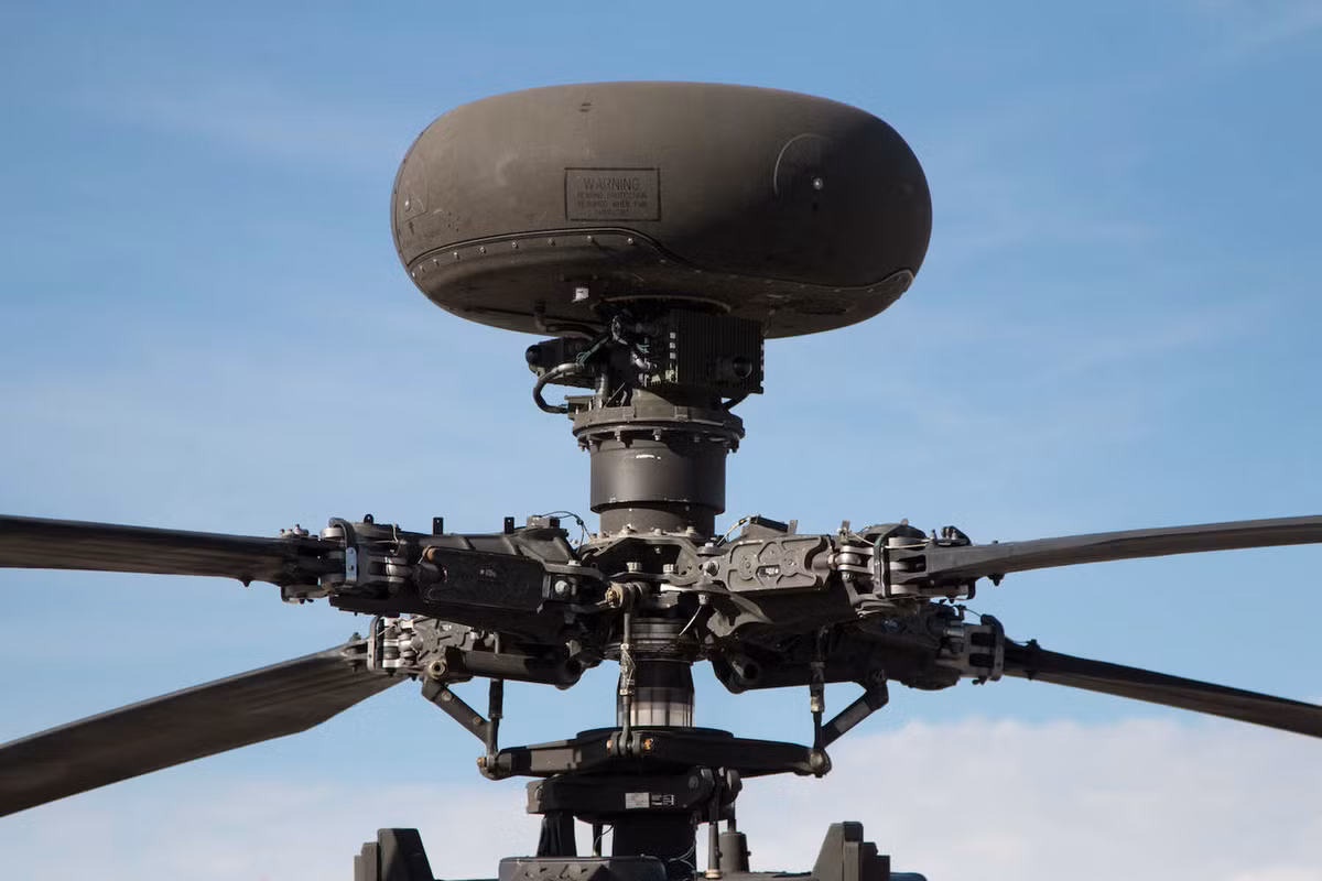 Một vòm radar được gắn trên nóc trục cánh quạt cho phép AH-64D phát hiện mục tiêu mặt đất và cả các mục tiêu trên không, hiển thị thông tin tình báo thời gian thực vào thẳng buồng lái của phi công. Nguồn ảnh: Business Insider.