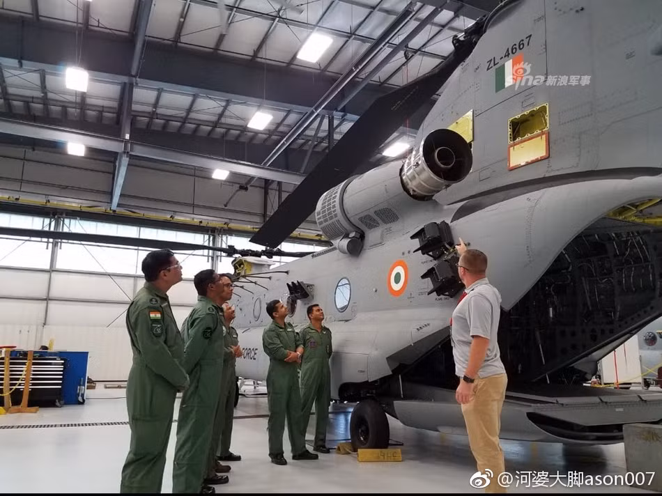 Khác với các loại trực thăng phổ biến khác, CH-47F là loại trực thăng hai trục cánh quạt được đặt thẳng hàng nhau. Hai cánh quạt này sẽ quay ngược chiều nhau để triệt tiêu mô-men xoắn khiến CH-47 không cần tới cánh quạt đôi như các loại trực thăng thông thường khác. Nguồn ảnh: Sina.