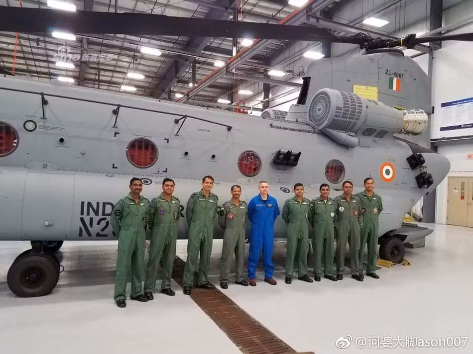 Theo đó trong đầu tháng 10 vừa qua, một đoàn học viên của Không quân Ấn Độ gồm bốn phi công và bốn kỹ sư bay đã có mặt tại căn cứ huấn luyện Delaware, Mỹ để bắt đầu quá trình huấn luyện chuyển loại trở thành các phi công trực thăng CH-47 trong tương lai. Nguồn ảnh: Sina.