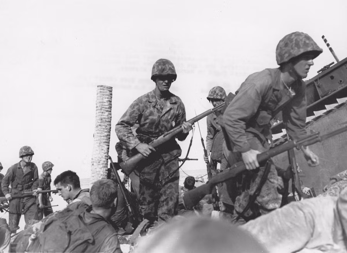 Thuỷ quân Lục chiến Mỹ được trang bị súng trường bán tự động M1 Garand nên có ưu thế hơn hẳn lính Nhật chỉ được trang bị súng trường lên đạn từng viên. Nguồn ảnh: BI.