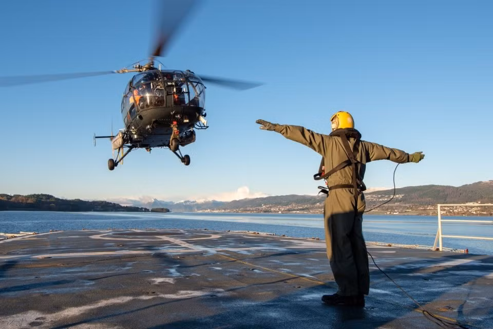 Trực thăng Alouette II của Không quân Bỉ cất cánh từ tùa BNS Godetia của nước này trong một nhiệm vụ hỗ trợ. Nguồn ảnh: BI.