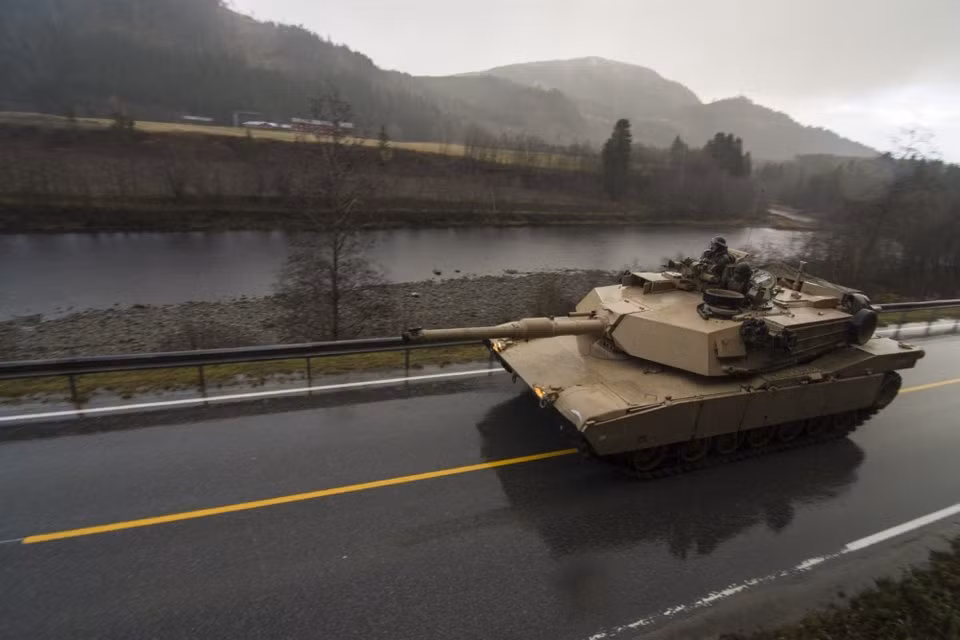 Xe tăng M1A1 Abrams của Mỹ di chuyển đường bộ từ Đức tới Na Uy. Nguồn ảnh: BI.