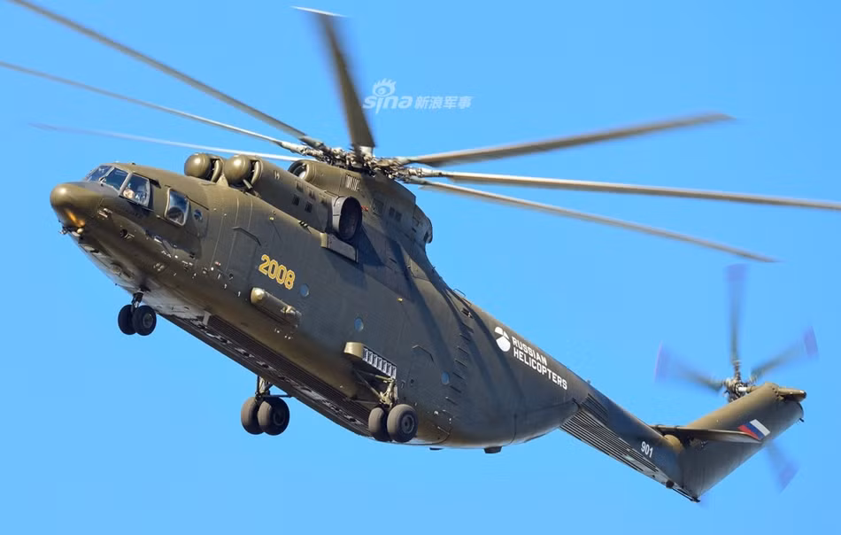 Trực thăng vận tải Mi-26 có tổ bay bao gồm 5 người trong đó có hai phi công, một dẫn đường, một kỹ sư bay và một kỹ thuật viên. Nguồn ảnh: Sina.