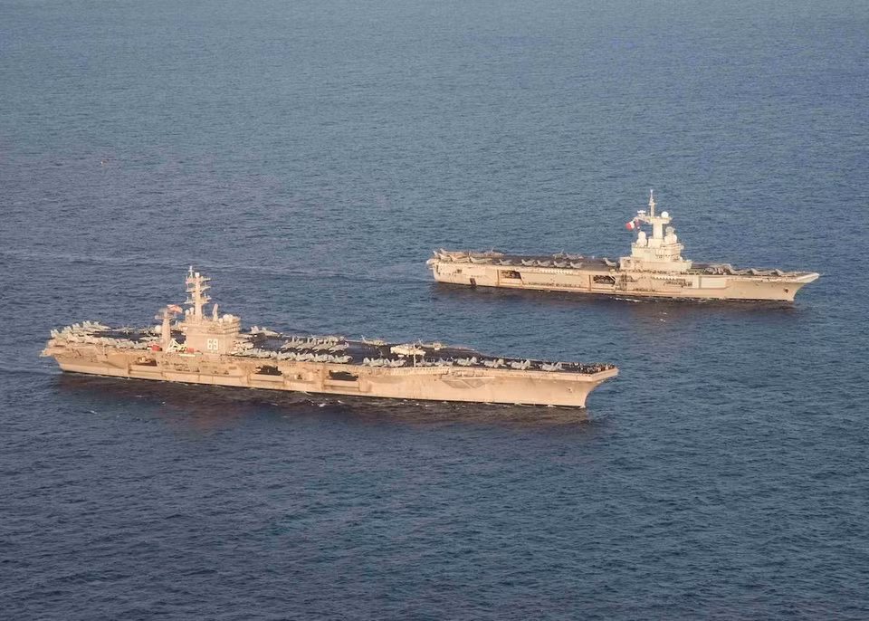 Trong khi đó tàu Charles de Gaulle của Pháp lại được trang bị 4x8 ống phóng tên lửa Aster 15, 2x6 ống phóng tên lửa phòng thủ tầm gần Sadral và 8 pháo tự động Giat 20F2 20mm. Nguồn ảnh: BI.