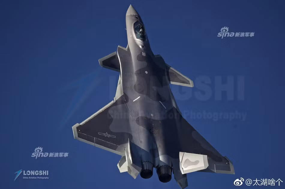 J-20 của Trung Quốc có thiết kế khí động học, đặc biệt là phần mũi khá giống F-22 của Mỹ. Máy bay có thiết kế cánh tam giác và 2 cánh mũi, thân máy bay dài và rộng. Nó có khoang vũ khí lớn ở dưới bụng, cùng 2 khoang nhỏ bên hông động cơ. Nguồn ảnh: Sina.