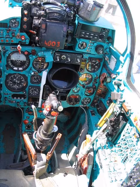 Tính thực dụng và thực tế của MiG-21 tới từ ngay dáng vẻ bên ngoài của nó khi kiểu dáng khí động học và cấu tạo của loại chiến đấu cơ này gần như là sự góp nhặt và nâng cấp lại từ MiG-15 cũng như MiG-17 và MiG-19 chứ không có mấy sự cải tiến rõ rệt. Nguồn ảnh: Warhistory.