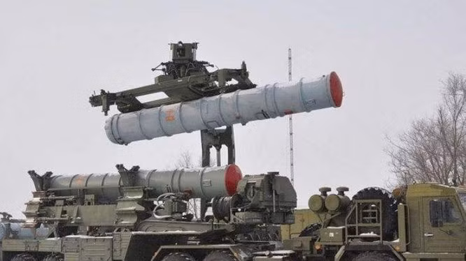 Cuối cùng, F-35 vốn dĩ cũng được thiết kế để làm nhiệm vụ như một cường kích cơ - nghĩa là nó sẽ có khả năng tấn công và tiêu diệt các tổ hợp S-400 từ trên không. Vậy nên với những tổ hợp S-400 hoạt động độc lập không có hệ thống cảnh báo sớm, việc đối đầu với F-35 có vẻ như là cực kỳ nguy hiểm. Nguồn ảnh: Times.