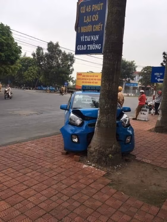 Khi ô tô húc thẳng vào cây treo biển cảnh báo tai nạn giao thông.