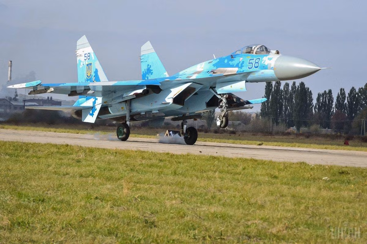 Chiếc Su-27 vừa rơi ở Ukraine vừa rồi là phiên bản huấn luyện mang mã Su-27UB. Su-27UB được cất cánh lần đầu từ năm 1985, có khả năng mang vũ khí và cũng có hệ thống điều khiển vũ khí giống Su-27 kèm theo rất ít chi tiết bị chỉnh sửa. Cơ bản nhất là nó có hai ghế ngồi - phù hợp với mục đích làm phi cơ huấn luyện. Nguồn ảnh: Pinterest.