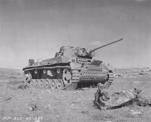 Một chiếc Panzer III khác cũng bị pháo 37mm của Đồng minh bắn hạ. Loại xe tăng hạng trung này của phát xít Đức thực tế lại có giáp rất mỏng, dễ bị đồng minh hạ gục bằng các loại pháo chống tăng có cỡ nòng chỉ 37mm. Nguồn ảnh: WW2live.