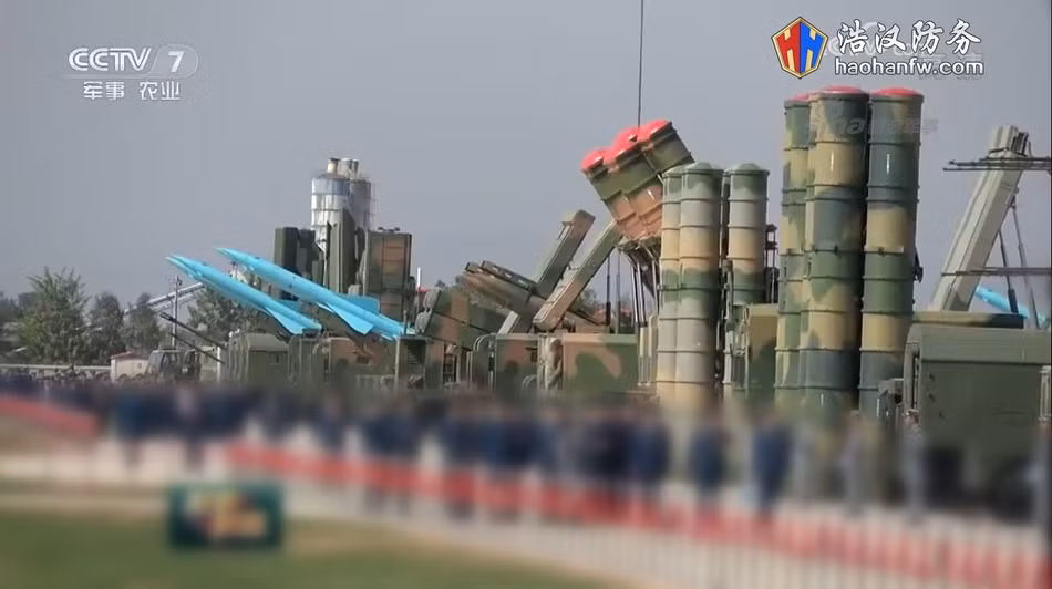 Theo như những thước phim được CCTV đăng tải, tên lửa HQ-2 sử dụng cụm hệ thống radar khác so với phiên bản gốc của tên lửa Liên Xô là S-75 Dvina, thậm chí có hệ thống radar tương đương với tên lửa S-125 - cho thấy sự nâng cấp, cải tiến cực kỳ đáng giá của Bắc Kinh trong nỗ lực hiện đại hoá loại tên lửa này. Nguồn ảnh: Sina.