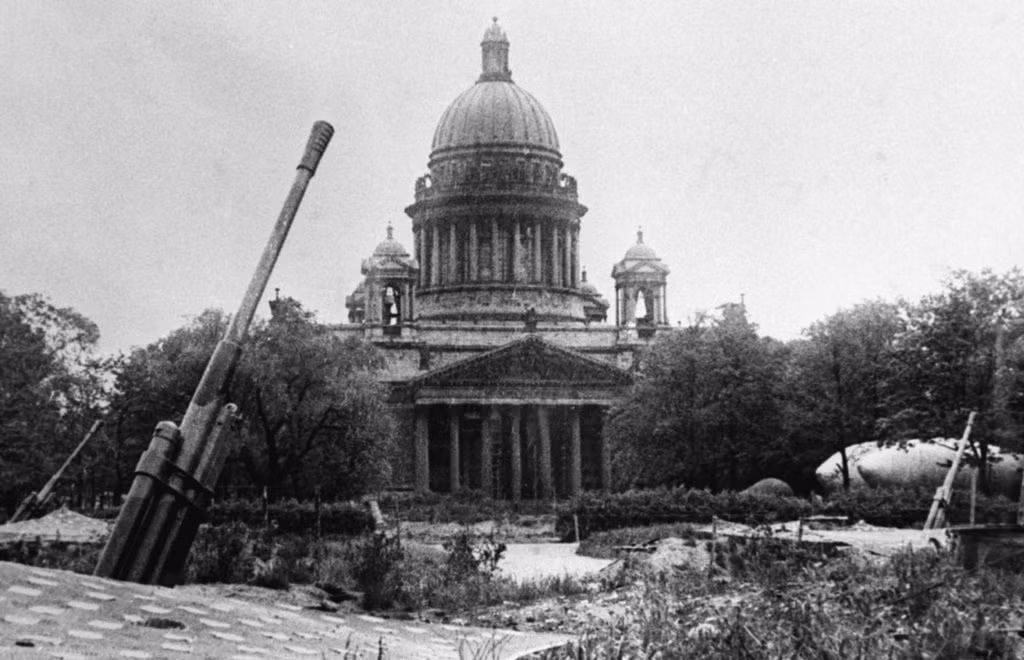 Bắt đầu từ năm 1942, tình trạng thiếu lương thực đã khiến khẩu phần ăn của mọi công dân bên trong Leningrad giảm xuống còn 500 gram bánh mỳ mỗi ngày. Vào thời kỳ đỉnh điểm nhất của cuộc phong toả, binh lính và người dân Leningrad chỉ được ăn 125 gram bánh mỳ mỗi ngày. Nguồn ảnh: Latimes.