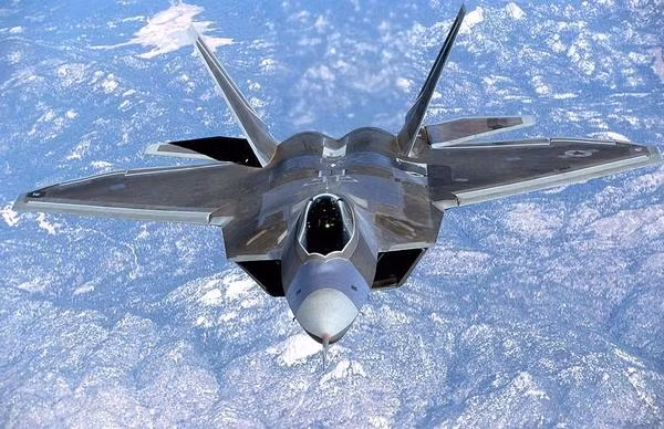 Khoang chứa vũ khí của F-22 cũng lớn hơn nhiều các loại máy bay thế hệ năm khác, cho phép nó mang theo được tới 6 tên lửa AIM-120 AMRAAM không đối không tầm trung - đủ sức đối đầu với mọi lực lượng không quân trên thế giới ở thời điểm hiện tại.. Nguồn ảnh: Nationalist.