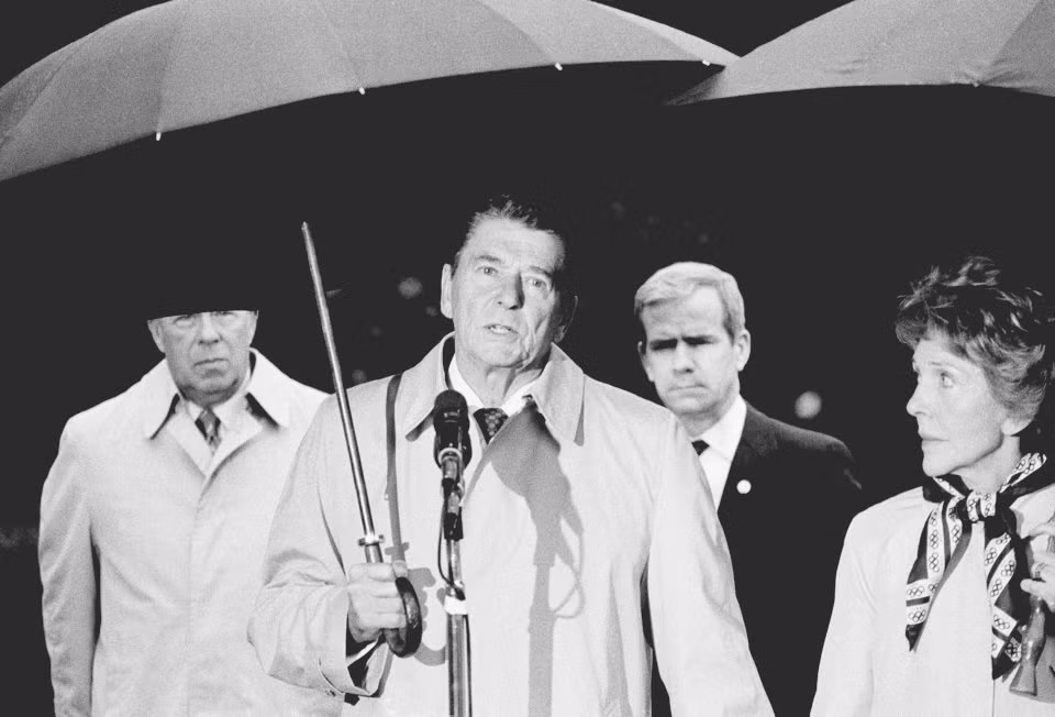 Tổng thống Mỹ Ronald Reagan phát biểu giữa cơn mưa rào ngay sau khi tin về vụ khủng bố đẫm máu được truyền về nước Mỹ. Nguồn ảnh: BI.