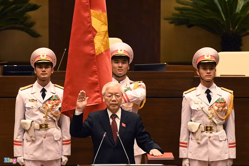"Dưới cờ đỏ Tổ Quốc, trước Quốc hội và nhân dân cả nước, tôi xin tuyên thệ: Tuyệt đối trung thành với tổ quốc, với nhân dân, với Hiến pháp nước Cộng hoà Xã hội Chủ nghĩa Việt Nam. Tôi nguyện nỗ lực rèn luyện phấn đấu hoàn thành tốt nhiệm vụ Đảng, Nhà nước và Nhân dân giao phó", Tổng bí thư, Chủ tịch nước Nguyễn Phú Trọng tuyên thệ.