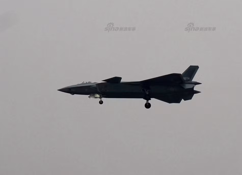 Về mặt cấu tạo, J-20 có kiểu dáng khí động học rất đặc biệt với chiều dài lớn cùng với hai cánh mũi rất dễ nhận ra. J-20 là chiến đấu cơ có một chỗ ngồi, chiều dài 20,4 mét nhưng sảu cánh lại chỉ khoảng 13,5 mét. Trọng lượng cất cánh tối đa của chiến đấu cơ này vào khoảng 36 tấn. Nguồn ảnh: Sina.