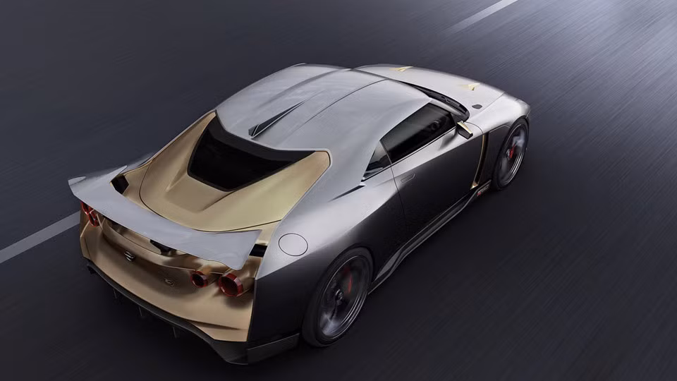 Các kỹ sư của Italdesign đã thiết kế lại phần mui xe, hạ thấp hơn 54 mm so với GT-R Nismo tạo thành một rãnh kéo dài từ trước ra sau. Hốc bánh xe được mở rộng hơn và cửa sổ được thay đổi tạo nên vẻ cơ bắp cho xe.