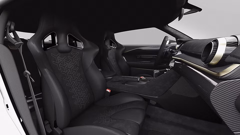 Bên trong nội thất, nhiều chi tiết được làm từ sợi carbon như bảng điều khiển trung tâm, bảng điều khiển thiết bị và lót cửa. Ghế thể thao được bọc da đen Italian và Alcantara. Điểm nhấn mạ vàng tiếp tục xuất hiện trên bảng điều khiển, cửa ra vào và cần số.