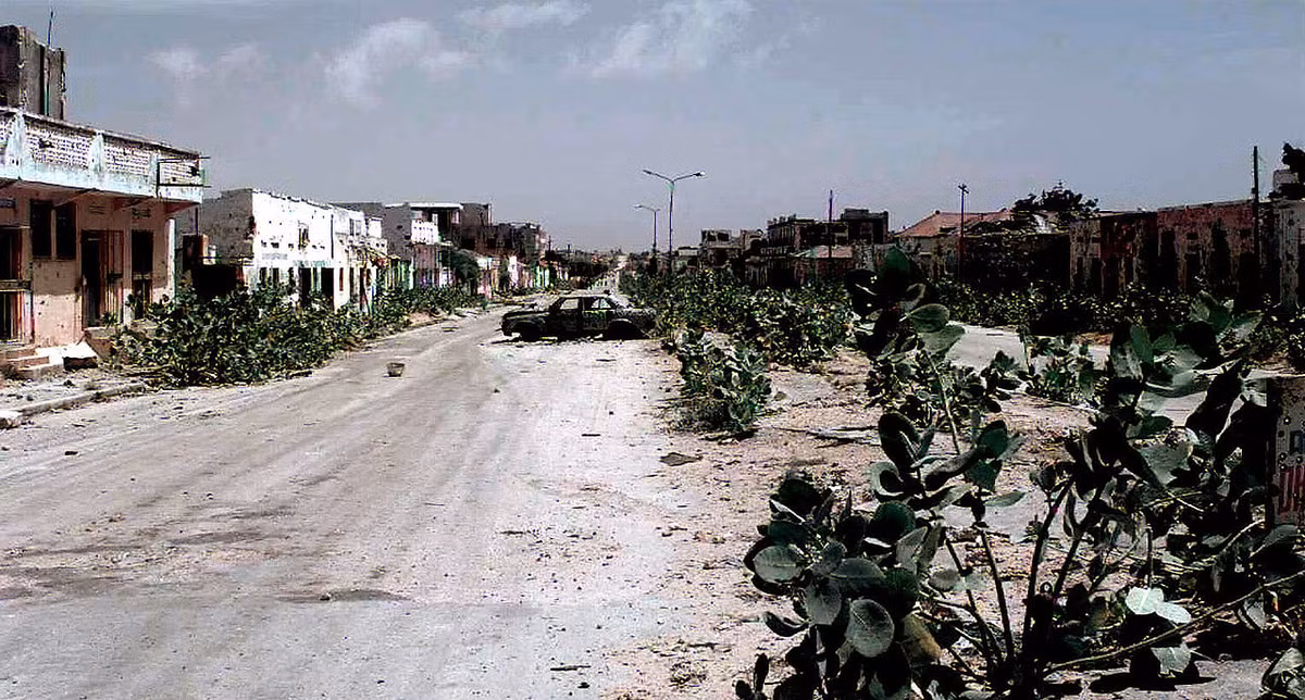 Đường phố Mogadishu tan hoàng và đổ nát sau khi cuộc chiến xảy ra. Nguồn ảnh: Specialoperations.