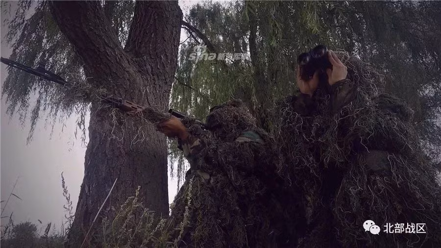 Súng bắn tỉa Dragunov chính thức được sử dụng trong quân đội Liên Xô từ năm 1963. Trải qua hơn nửa thế kỷ, đã có rất nhiều quân đội các nước trên thế giới sử dụng khẩu súng bắn tỉa này trong biên chế của mình, bao gồm cả Việt Nam, Lào, Trung Quốc,... Nguồn ảnh: Sina.