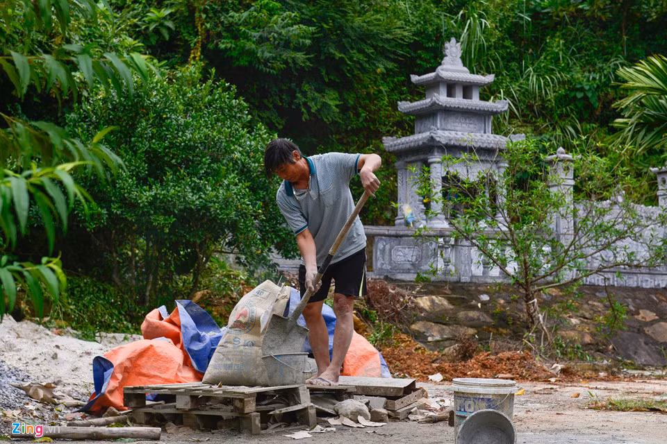 Công nhân xây dựng và nhiều người làm vườn đang hoàn tất một số hạng mục.