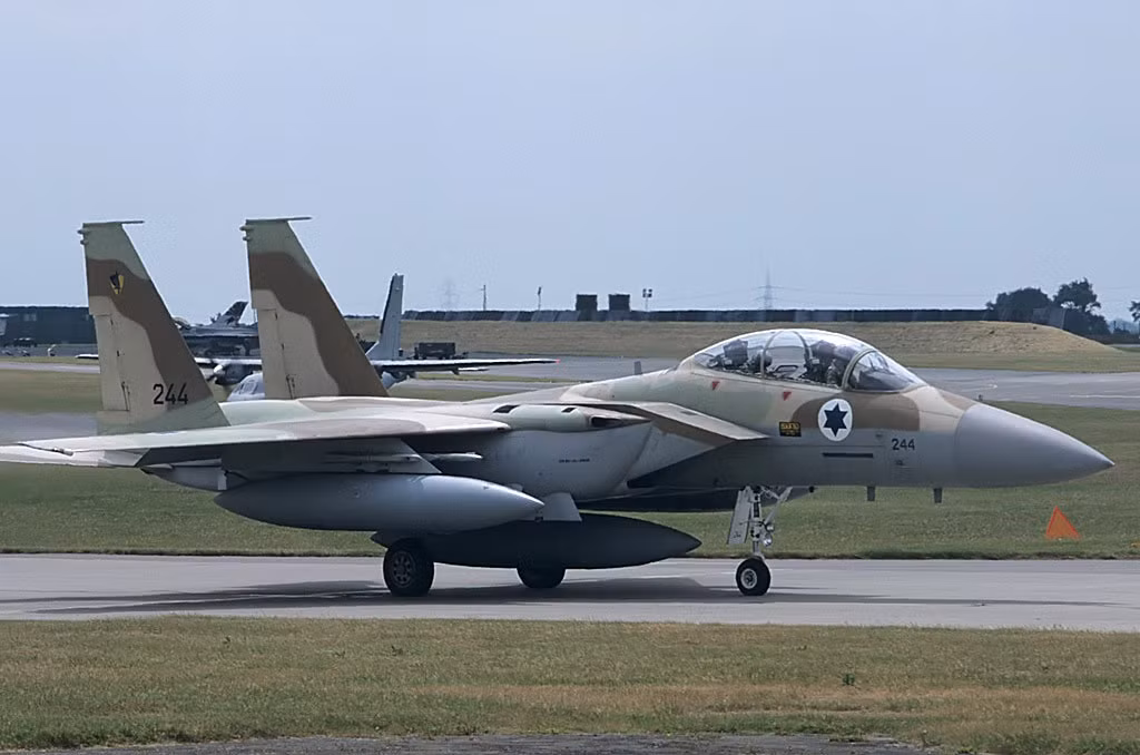 Hệ thống radar của F-15I có khả năng phát hiện mục tiêu ở khoảng cách 280 km, kèm theo đó là khả năng áp chế điện tử cực kỳ cao. Đây chính là hai yếu tố khiến S-300 trong tay Syria khó có thể phát hiện hoặc khoá bắn được F-15I. Nguồn ảnh: Juin.