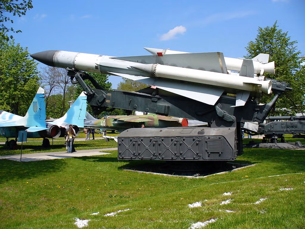 Tiếp đến là S-200 hay SA-5 với 2 trung đoàn tên lửa bao gồm 44 ống phóng (tính tới năm 2010). Nguồn ảnh: Southfront.