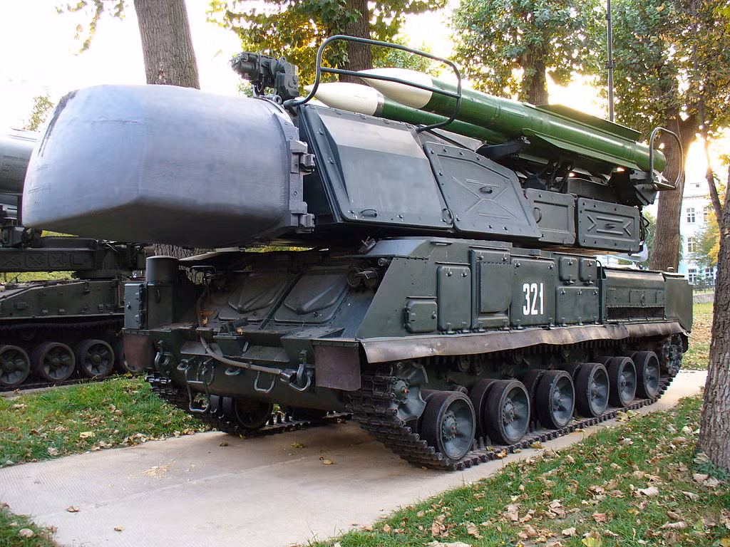 SA-11 hay tổ hợp tên lửa phòng không 9K37 Buk cũng xuất hiện trong biên chế Syria với số lượng 20 tổ hợp. Nguồn ảnh: Southfront.