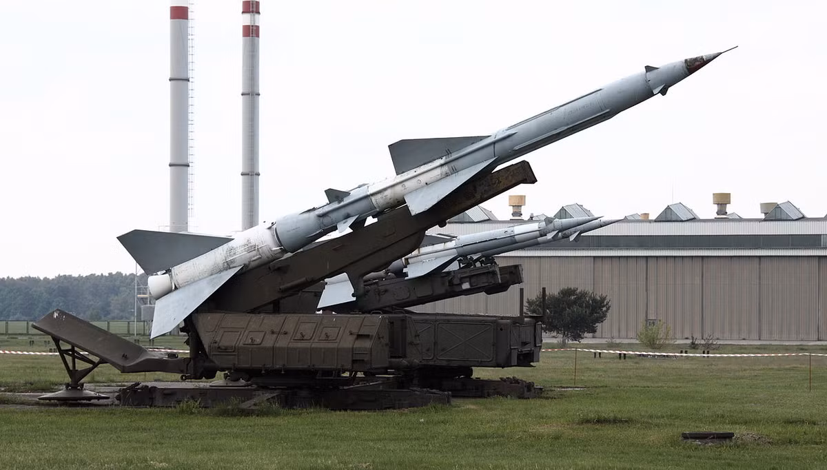 Đầu tiên là phải kể đến tổ hợp tên lửa phòng không S-75 Dvina (NATO định danh là SA-2). Hiện tại trong biên chế phòng không Syria đang có tổng cộng 320 tổ hợp phòng không loại này phiên bản S-75M Volga sản xuất năm 1995. Nguồn ảnh: Southfront.