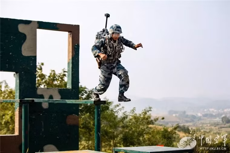 Dũng cảm vượt chướng ngại vật. Nguồn ảnh: Sina.