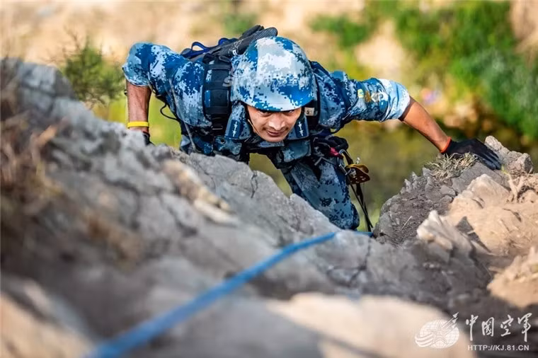 Kỹ năng leo núi của trinh sát dù Trung Quốc. Nguồn ảnh: Sina.