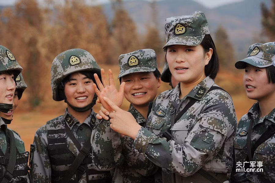 Vết chai trong lòng bàn tay của một nữ quân nhân phục vụ quân đội Trung Quốc. Nguồn ảnh: Milcrn.