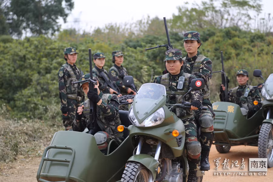 Các nữ quân nhân trong quân đội Trung Quốc huấn luyện với phương tiện và vũ khí như nam giới, chương trình đào tạo họ cũng không hề có bất cứ sự ưu tiên nào. Nguồn ảnh: NJ81.