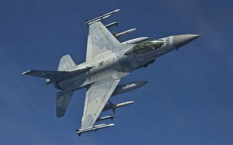 Ra đời từ năm 1974, tới nay gần như mọi lỗi trên chiến đấu cơ F-16 đã được khắc phục triệt để. Tiêm kích F-16 thực tế cũng được đánh giá là một chiến đấu cơ bền bỉ, dễ hoạt động, phù hợp với cả các lực lượng Không quân "con nhà nghèo" như Đài Loan, Iraq, Venezuela,... Nguồn ảnh: Loneruin.