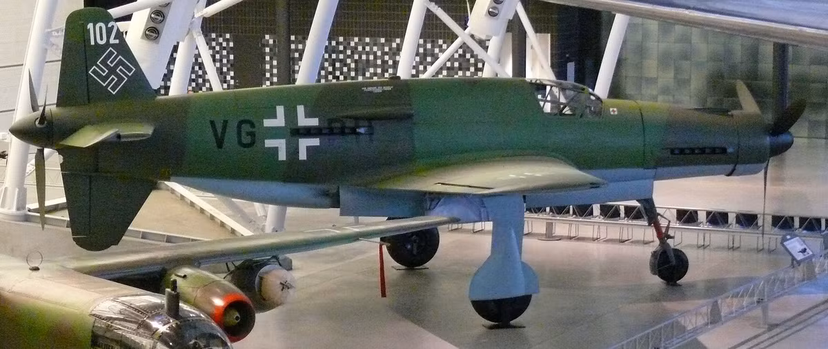 Tiêm kích - bom Dornier Do 335 Pfeil (trong tiếng Đức nghĩa là Mũi Tên) được thiết kế bởi hãng Dornier của Đức và ra đời năm 1944 được coi là chiến đấu cơ bay nhanh nhất trong Chiến tranh Thế giới thứ hai. Nguồn ảnh: Warhistory.