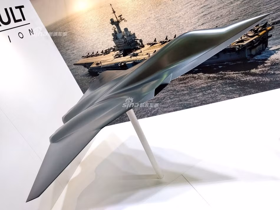 Máy bay thế hệ tiếp theo của Dassault không có cánh đuôi, thiết kế cánh chữ W với cánh liền thân, kết hợp các công nghệ tàng hình tiên tiến và tích hợp với các hệ thống điều khiển kiểu mới. Máy bay mới sẽ có càng ba bánh để cất cánh và hạ cánh. Nguồn ảnh: Sina.