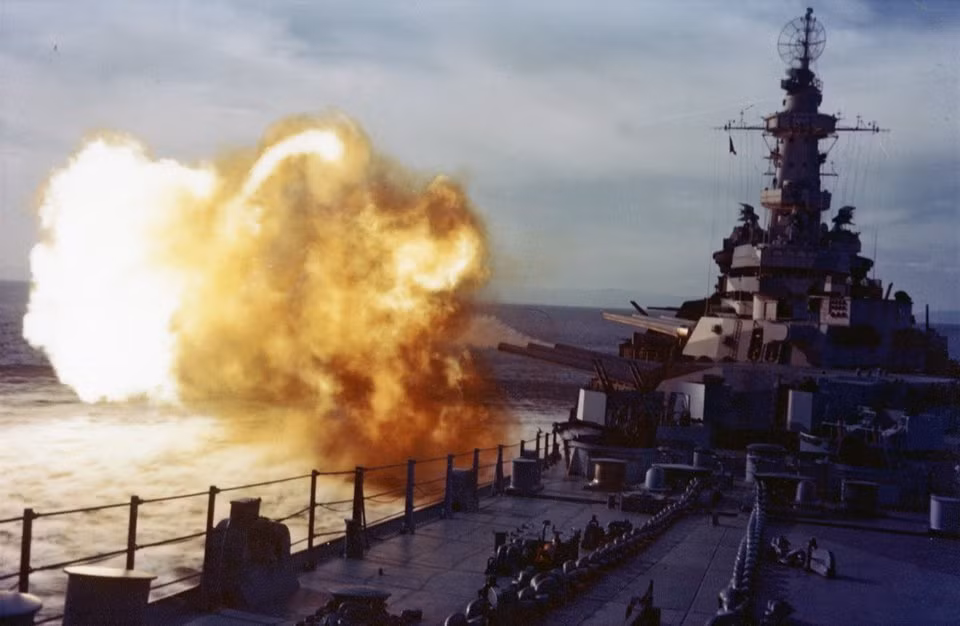 USS Missouri có tổng cộng tới 9 khẩu pháo cỡ nòng 400 mm, 20 khẩu pháo nòng 65 mm cùng 80 khẩu pháo 40mm và 49 khẩu pháo 20 mm phòng không. Nguồn ảnh: BI.