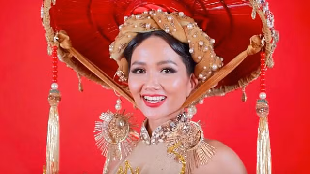 Hoa hau H’Hen Nie gay sot khi dien bo trang phuc dinh day “banh mi”-Hinh-3