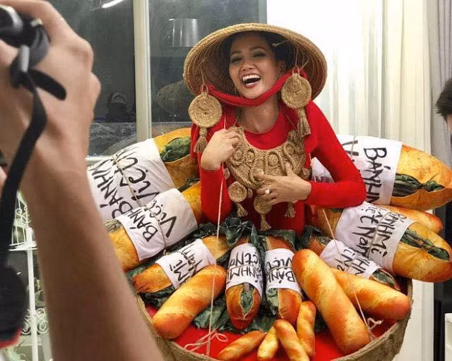 Hoa hau H’Hen Nie gay sot khi dien bo trang phuc dinh day “banh mi”