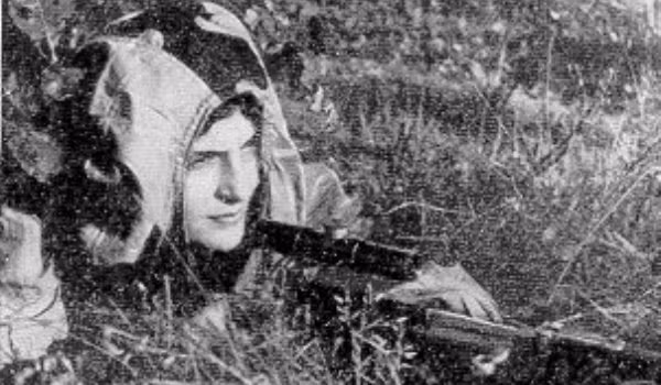 Thành tích cao nhất của một xạ thủ bắn tỉa Liên Xô thuộc về Ivan Mihailovich Sidorenko với tối thiểu 500 tên địch bị ông hạ gục. Gia nhập lực lượng Lục quân và chưa từng được đào tạo chuyên về bắn tỉa, ông chỉ tự học bằng kinh nghiệm thực chiến của mình trong trận Moscow năm 1941 để trở thành tay bắn tỉa nổi danh nhất Liên Xô trong suốt Chiến tranh Thế giới thứ hai. Nguồn ảnh: Militaryeducation.