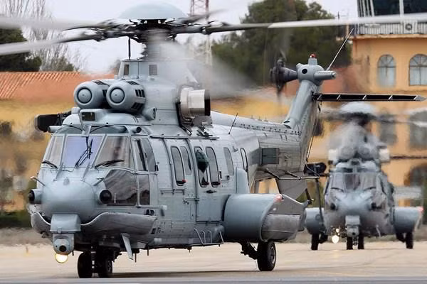 H225M được trang bị động cơ kép, có thể mang đến 29 binh lính cùng đầy đủ trang thiết bị và phi hành đoàn hai người. Tùy thuộc vào nhu cầu của khách hàng, máy bay trực thăng được bán trên thị trường có thể sử dụng với các mục đích quân sự hoặc dân sự. Nguồn ảnh: Pinterest.