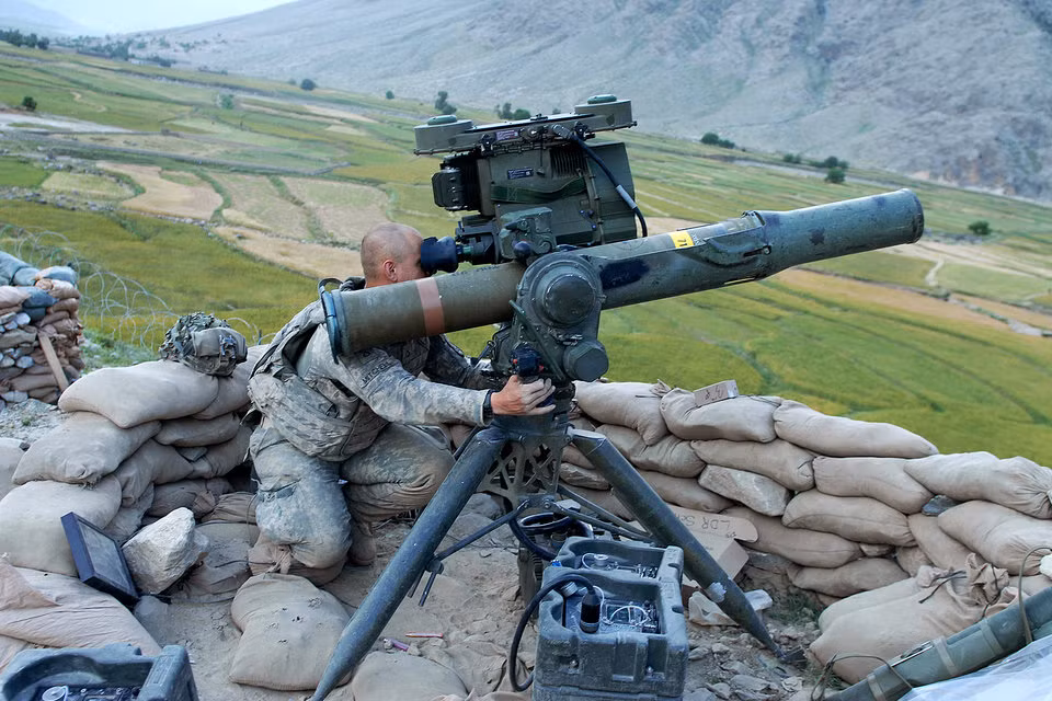Với 1,9 triệu USD, Công ty Raytheon đứng ở vị trí thứ 5 và dành tới 57,8% số tiền này cho Đảng Cộng Hoà. Raytheon nổi tiếng với các loại hệ thống tên lửa hiện đại như TOW. Nguồn ảnh: BI.