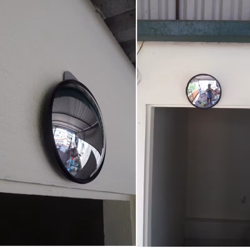  Treo gương trước cửa. Treo gương trước cửa là việc làm kiêng kỵ. Bởi gương vừa có tác dụng phản chiếu, vừa có tác dụng phản chiếu hai mặt, vừa có thể phản chiếu tài lộc, xui xẻo, nếu lắp ở cửa ra vào chắc chắn sẽ khúc xạ tài lộc, mang lại xui xẻo. Như vậy, thật khó để trở nên giàu có vì Thần Tài sẽ đi đường vòng khi ông ấy nhìn thấy gương.